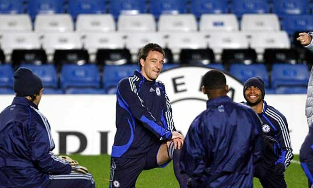 ENDELIG GODE NYHETER: Chelsea-manager José Mourinho kan koste på seg et smil. John Terry (i midten) er tilbake på banen denne uka. Foto: AP ENDELIG GODE NYHETER: Chelsea-manager José Mourinho kan koste på seg et smil. John Terry (i midten) er tilbake på banen denne uka. Foto: AP