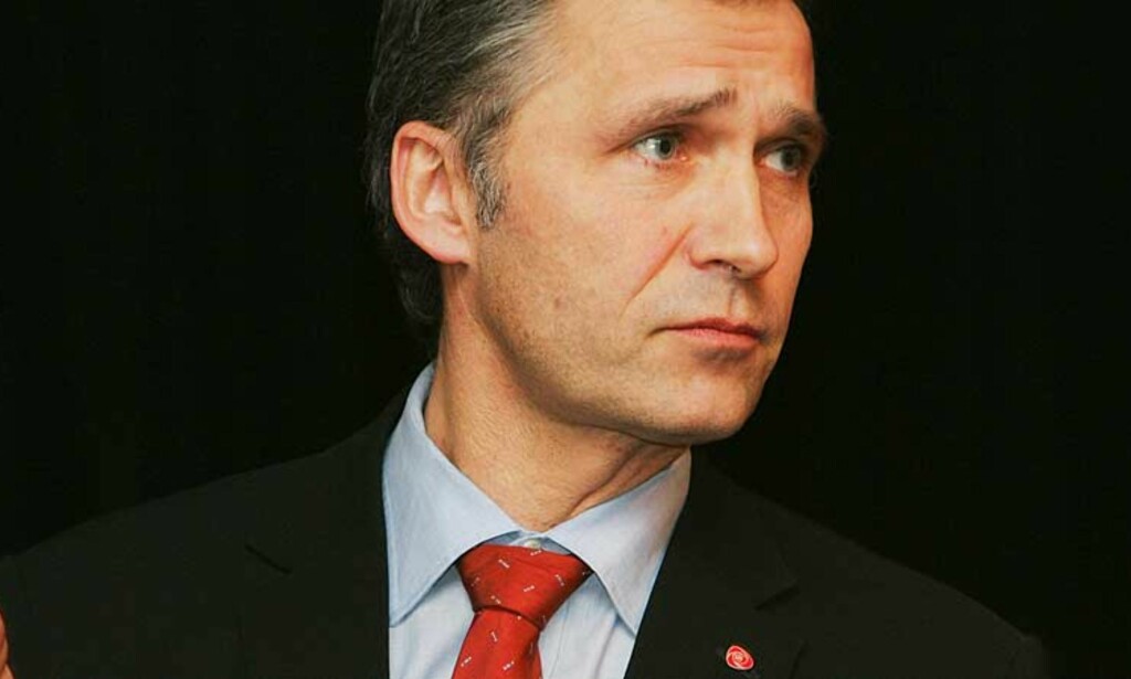 GA REFS: Statsminister Jens Stoltenberg refset miljøvernminister Helen Bjørnøy etter at hun lovte at Norge skulle redusere sine klimautslipp med minst 20 prosent innen 2020. Foto: SCANPIX GA REFS: Statsminister Jens Stoltenberg refset miljøvernminister Helen Bjørnøy etter at hun lovte at Norge skulle redusere sine klimautslipp med minst 20 prosent innen 2020. Foto: SCANPIX