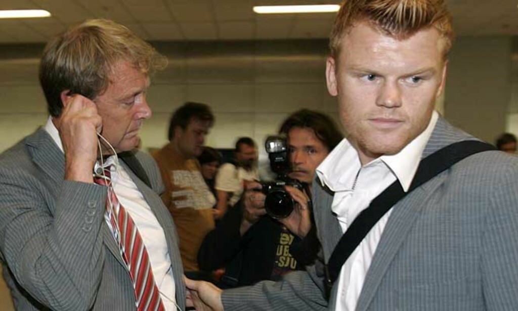 TAS I FORSVAR: Åge Hareide er forarget over at John Arne Riise ble pekt ut som en slags syndebukk for unge gutters dopbruk. - Du gir ikke en topp idrettsmann skylda for at gutter doper seg, sier Hareide. Foto: SCANPIX TAS I FORSVAR: Åge Hareide er forarget over at John Arne Riise ble pekt ut som en slags syndebukk for unge gutters dopbruk. - Du gir ikke en topp idrettsmann skylda for at gutter doper seg, sier Hareide. Foto: SCANPIX