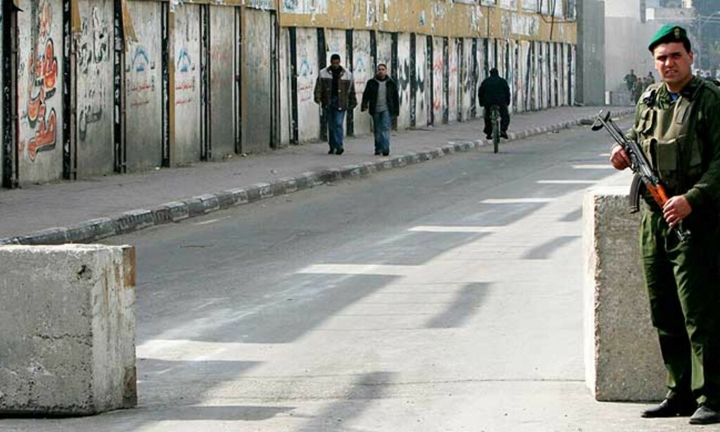 SPENT: Våpenhvilen mellom Fatah og Hamas henger i en svært tynn tråd etter nattas hendelser i Gaza. Bildet, som viser en offiser i den Abbas-tro sikkerhetsstyrken, er fra sist lørdag, da det også var trefninger. Foto: AP/SCANPIX SPENT: Våpenhvilen mellom Fatah og Hamas henger i en svært tynn tråd etter nattas hendelser i Gaza. Bildet, som viser en offiser i den Abbas-tro sikkerhetsstyrken, er fra sist lørdag, da det også var trefninger. Foto: AP/SCANPIX