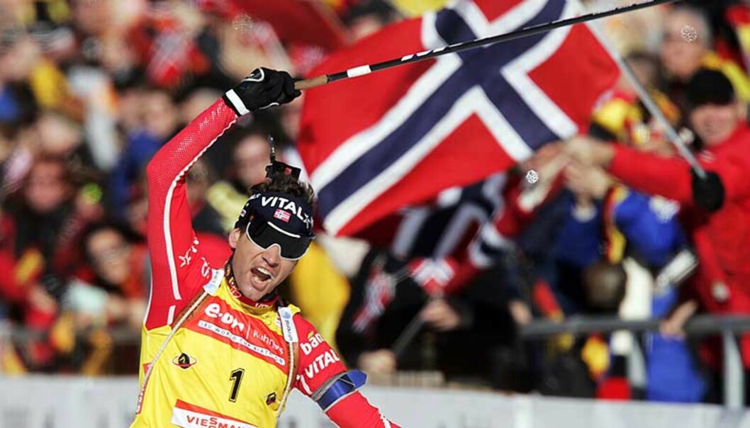 <strong><b>HELT PROPELL:</strong></b> Ole Einar Bjørndalen svingte staven rundt over hodet på vei inn til en suveren VM-seier på dagens jaktstart. Foto: Scanpix <strong><b>HELT PROPELL:</strong></b> Ole Einar Bjørndalen svingte staven rundt over hodet på vei inn til en suveren VM-seier på dagens jaktstart. Foto: Scanpix