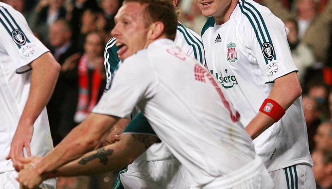 <strong><B>BØLLA MED KØLLA:</strong></B> John Arne Riise fikk et ublidt møte med Craig Bellamys golfkølle natt til fredag, men denne gangen gliste han bare av svingslaget til urokråka. Foto: Digitalsport <strong><B>BØLLA MED KØLLA:</strong></B> John Arne Riise fikk et ublidt møte med Craig Bellamys golfkølle natt til fredag, men denne gangen gliste han bare av svingslaget til urokråka. Foto: Digitalsport