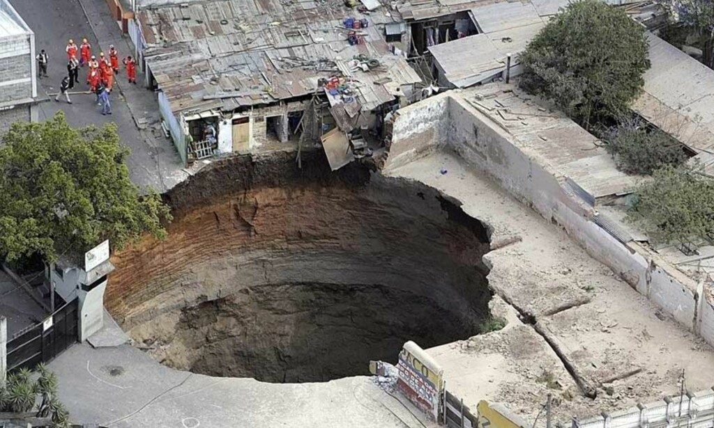 MENNESKER OG HUS FORSVANT: Midt i et overbefolket, fattig nabolag i Guatemala City forsvant plutselig bakken. Foto: Reuters/Scanpix MENNESKER OG HUS FORSVANT: Midt i et overbefolket, fattig nabolag i Guatemala City forsvant plutselig bakken. Foto: Reuters/Scanpix