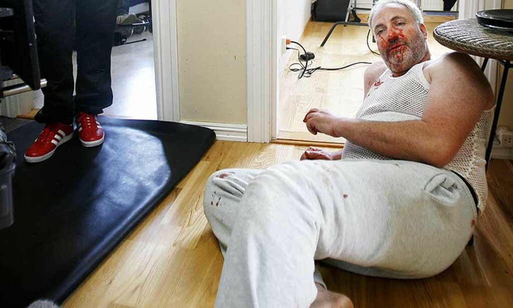 MØKK LEI: Her ligger Kim Bodnia i en leilighet på Lambertseter under innspillingen av «Sebastians Verden» i august. Bodnia har fortsatt ikke fått fullt oppgjør for jobben. Foto: HANS ARNE VEDLOG MØKK LEI: Her ligger Kim Bodnia i en leilighet på Lambertseter under innspillingen av «Sebastians Verden» i august. Bodnia har fortsatt ikke fått fullt oppgjør for jobben. Foto: HANS ARNE VEDLOG