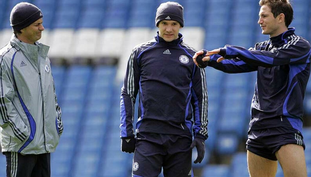 <strong><b>IKKE REDD:</strong></b> Jose Mourinho ser plaget ut av det Frank Lampard forteller ham og Andrej Sjevtsjenko. Men sparken er ikke Chelsea-manageren redd for. Foto: Reuters/Scanpix <strong><b>IKKE REDD:</strong></b> Jose Mourinho ser plaget ut av det Frank Lampard forteller ham og Andrej Sjevtsjenko. Men sparken er ikke Chelsea-manageren redd for. Foto: Reuters/Scanpix