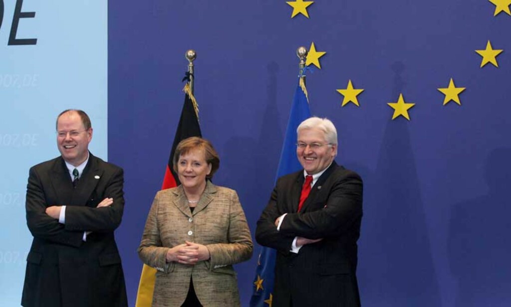 ØNSKER VELKOMMEN: Tysklands finansminister Peer Steinbrueck, forbundskansler Angela Merkel og utenriksminister Frank-Walter Steinmeier ønsker velkommen til EU-toppmøtet i Brüssel. Det er knyttet store forventninger til å få til en enighet om klima- og energispørsmålene på møtet. Foto: Scanpix ØNSKER VELKOMMEN: Tysklands finansminister Peer Steinbrueck, forbundskansler Angela Merkel og utenriksminister Frank-Walter Steinmeier ønsker velkommen til EU-toppmøtet i Brüssel. Det er knyttet store forventninger til å få til en enighet om klima- og energispørsmålene på møtet. Foto: Scanpix