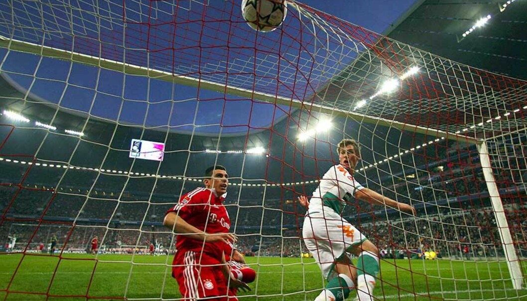 <strong><b>FØRST PÅ BALLEN:</strong></b> Innbytter Markus Rosenberg har nettopp headet inn 1-1, Lucio klarte ikke å stoppe svensken. Foto: EPA <strong><b>FØRST PÅ BALLEN:</strong></b> Innbytter Markus Rosenberg har nettopp headet inn 1-1, Lucio klarte ikke å stoppe svensken. Foto: EPA