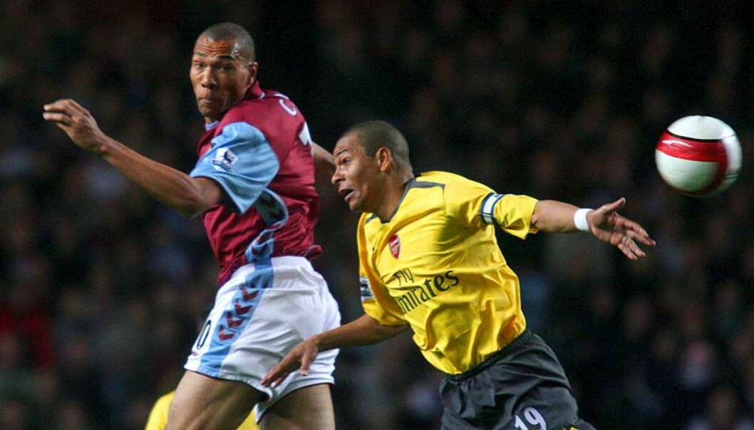 <strong><B>MÅLLØS:</strong></B> John Carew viste i korte glimt sin fysikk og hurtighet, men selv om han gikk seirende ut av denne duellen mot Gilberto, gikk Arsenal seirende ut kampen. Foto: EPA <strong><B>MÅLLØS:</strong></B> John Carew viste i korte glimt sin fysikk og hurtighet, men selv om han gikk seirende ut av denne duellen mot Gilberto, gikk Arsenal seirende ut kampen. Foto: EPA