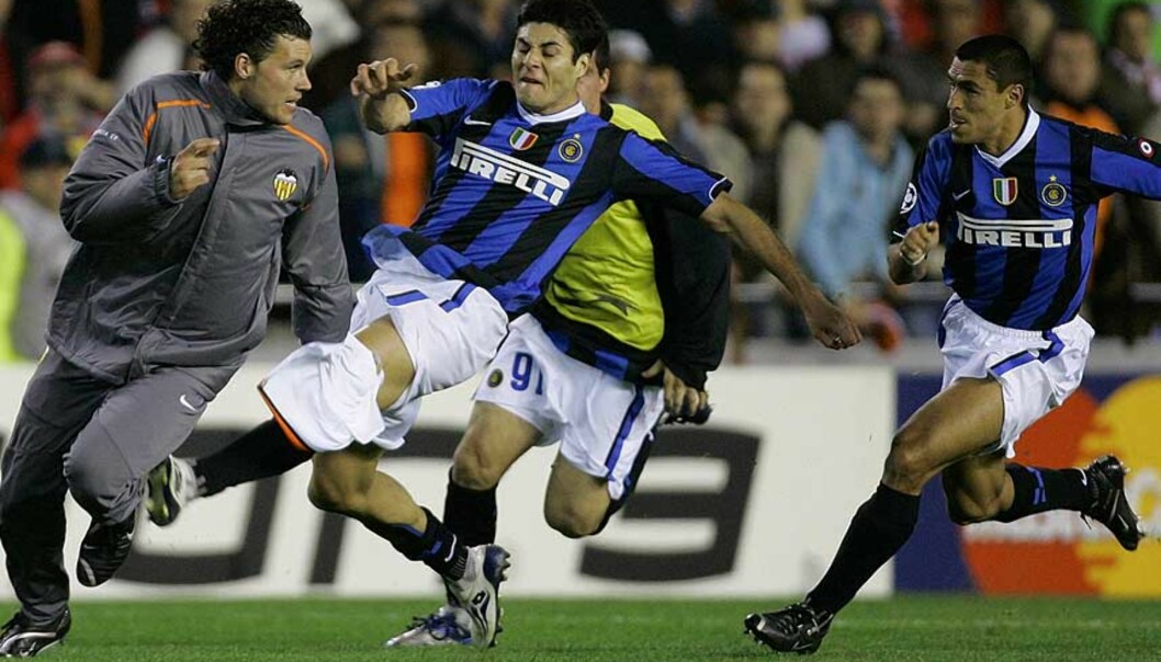 <strong><B>EN JAGET MANN:</strong></B> David Navarro unnslapp taklingsforsøkene fra rasende Inter-spillere etter at han brakk nesa på Nicolas Burdisso. Men selv etter at UEFA ila ham sju måneders utestengelse flommet hatbrevene inn til Velancias klubbkontor. - Det har vært en helvetes tid, sier Valencia-spilleren. Foto: AP <strong><B>EN JAGET MANN:</strong></B> David Navarro unnslapp taklingsforsøkene fra rasende Inter-spillere etter at han brakk nesa på Nicolas Burdisso. Men selv etter at UEFA ila ham sju måneders utestengelse flommet hatbrevene inn til Velancias klubbkontor. - Det har vært en helvetes tid, sier Valencia-spilleren. Foto: AP