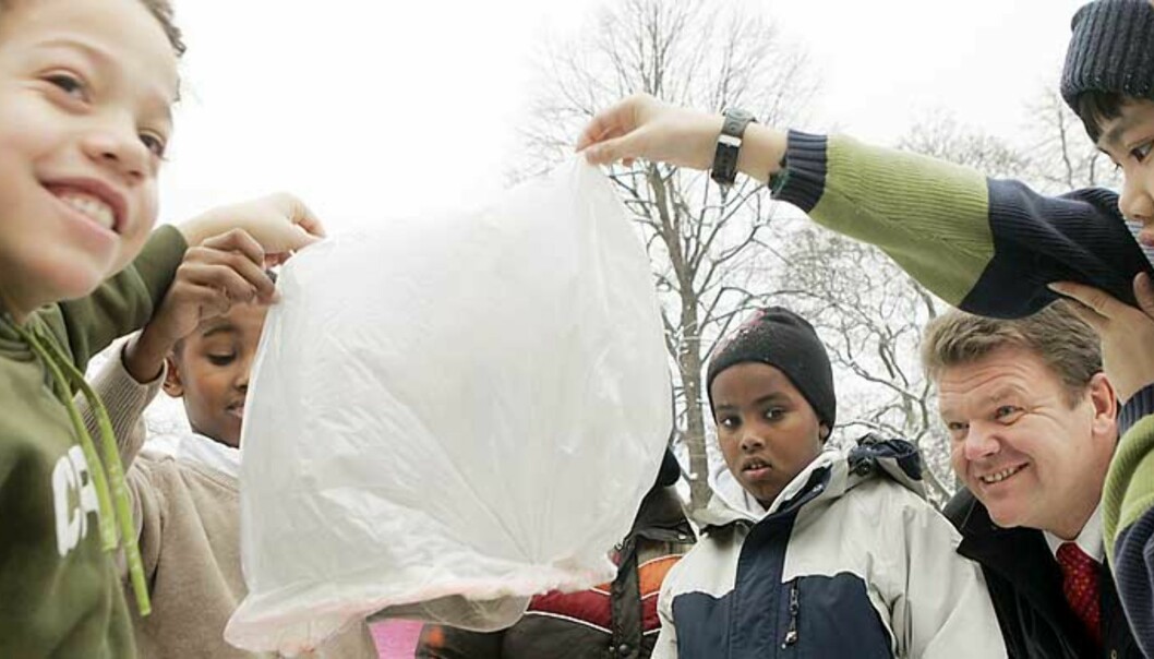 <strong><b>LITE POPULÆR:</strong></b> Barna ved Vålerenga skole i Oslo smilte da ministeren var på besøk i forrige måned, men velgerne er misfornøyde, viser fersk måling. Arkivfoto: Heiko Junge/ SCANPIX <strong><b>LITE POPULÆR:</strong></b> Barna ved Vålerenga skole i Oslo smilte da ministeren var på besøk i forrige måned, men velgerne er misfornøyde, viser fersk måling. Arkivfoto: Heiko Junge/ SCANPIX
