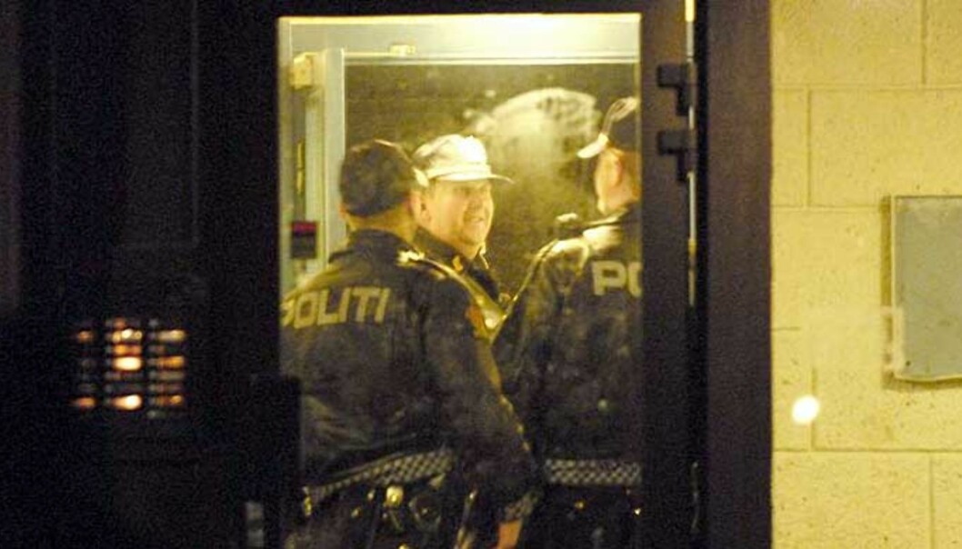 <strong><b>ETTERFORSKER:</strong></b> Politiet har sperret av atkomsten til Granstangen 32A og kontrollerer alle som går inn og ut, samtidig som tekniske åstedsgranskere er i sving inne i blokka. Foto: JOHN TERJE PEDERSEN <strong><b>ETTERFORSKER:</strong></b> Politiet har sperret av atkomsten til Granstangen 32A og kontrollerer alle som går inn og ut, samtidig som tekniske åstedsgranskere er i sving inne i blokka. Foto: JOHN TERJE PEDERSEN
