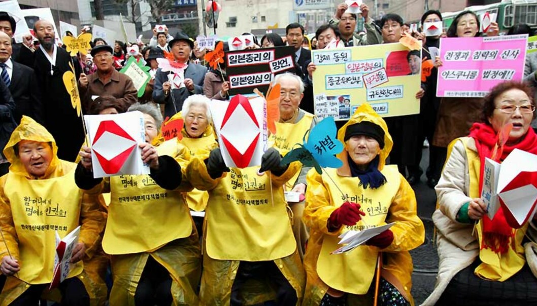 <strong><b>EX-SEXSLAVER PROTESTERTE:</strong></b> Koreanske kvinner som ble tvunget til sexslaveri for japanske soldater under annen verdenskrig protesterte under en demonstrasjon utenfor den japanske ambassaden i Seoul, Sør-Korea 21. mars. Foto: Scanpix, AP Photo, Ahn Young-joon. <strong><b>EX-SEXSLAVER PROTESTERTE:</strong></b> Koreanske kvinner som ble tvunget til sexslaveri for japanske soldater under annen verdenskrig protesterte under en demonstrasjon utenfor den japanske ambassaden i Seoul, Sør-Korea 21. mars. Foto: Scanpix, AP Photo, Ahn Young-joon.