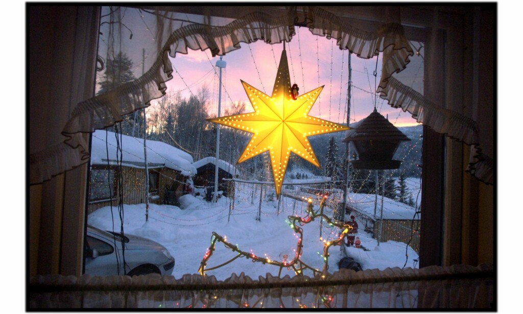 JULELUPE: Når ein pyntar vindauge med adventsstake, julegardiner og snøspray, så vert det ikkje berre eit julevindauga, men ei slags julelupe. Som gjer at alt vert større. Både gleder og sorger- for dei som er inne – og for dei som står utanfor å ser inn, skriver Kristian Fjellanger. Foto: Lars Eivind Bones / Dagbladet JULELUPE: Når ein pyntar vindauge med adventsstake, julegardiner og snøspray, så vert det ikkje berre eit julevindauga, men ei slags julelupe. Som gjer at alt vert større. Både gleder og sorger- for dei som er inne – og for dei som står utanfor å ser inn, skriver Kristian Fjellanger. Foto: Lars Eivind Bones / Dagbladet