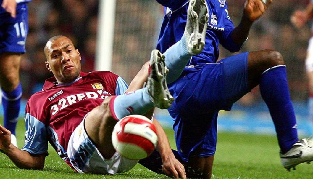 <strong><b>JOBBER OG KJEMPER:</strong></b> John Carew får stående applaus fra Villa-treneren selv om han igjen ikke scoret for sitt britiske lag. Her i duell mot Evertons Joseph Yobo. Foto: Scanpix/Ap <strong><b>JOBBER OG KJEMPER:</strong></b> John Carew får stående applaus fra Villa-treneren selv om han igjen ikke scoret for sitt britiske lag. Her i duell mot Evertons Joseph Yobo. Foto: Scanpix/Ap
