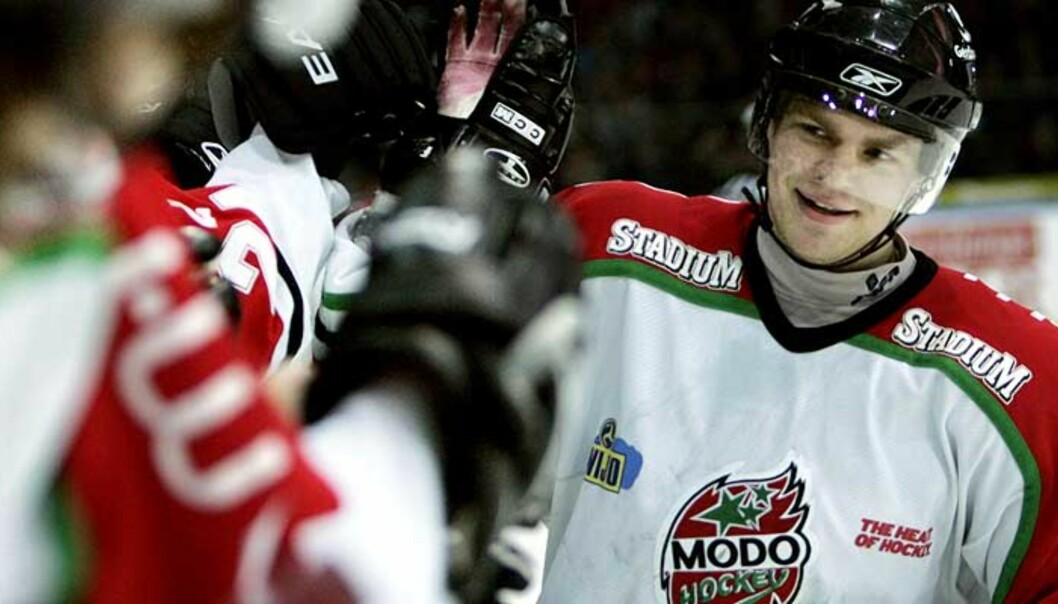 <strong><b>GLAD:</strong></b> Per-Åge Skrøder og Modo utlignet til 1-1 i kamper mot Linköping i det svenske ishockeymesterskapet. Foto: Adam Ihse/Scanpix <strong><b>GLAD:</strong></b> Per-Åge Skrøder og Modo utlignet til 1-1 i kamper mot Linköping i det svenske ishockeymesterskapet. Foto: Adam Ihse/Scanpix