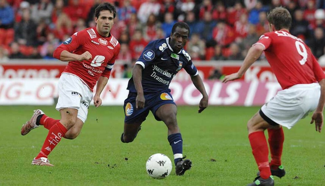 <strong><b>JEVNT LENGE:</strong></b> Branns Martin Andresen (f.v.), Strømsgodsets Ousman Nyan og Branns Jan Gunnar Solli i aksjon under eliteseriekampen mellom Brann og Strømsgodset i Bergen mandag kveld. Foto: Marit Hommedal/Scanpix <strong><b>JEVNT LENGE:</strong></b> Branns Martin Andresen (f.v.), Strømsgodsets Ousman Nyan og Branns Jan Gunnar Solli i aksjon under eliteseriekampen mellom Brann og Strømsgodset i Bergen mandag kveld. Foto: Marit Hommedal/Scanpix