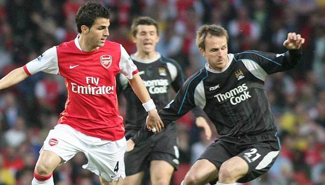<strong><b>GOD:</strong></b> Cesc Fabregas scoret et flott mål dagen etter at han ble nominert til kåringen av årets spiller i Premier League. Her er han i duell med Manchester Citys Dietmar Hamann. Foto: Lindsey Parnaby/EPA/Scanpix <strong><b>GOD:</strong></b> Cesc Fabregas scoret et flott mål dagen etter at han ble nominert til kåringen av årets spiller i Premier League. Her er han i duell med Manchester Citys Dietmar Hamann. Foto: Lindsey Parnaby/EPA/Scanpix