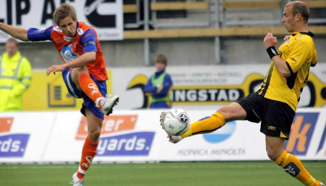 <strong><b>ÅRETS FØRSTE:</strong></b> Joakim Austnes scorer mot Start i første serierunde. Han satser på minst ni mål til. Foto: Scanpix <strong><b>ÅRETS FØRSTE:</strong></b> Joakim Austnes scorer mot Start i første serierunde. Han satser på minst ni mål til. Foto: Scanpix