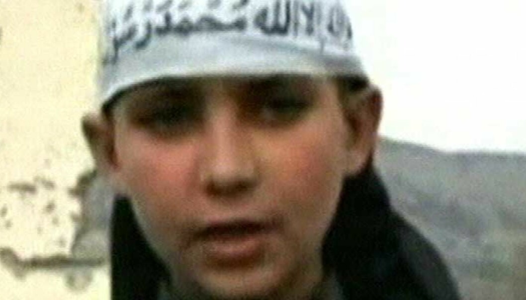 <strong><b>DRAPSMANN:</strong></b> På videoen som nå distribueres blant jihadister i Pakistan blir denne guttungen drapsmann. Foto: SCANPIX/AP/APTN <strong><b>DRAPSMANN:</strong></b> På videoen som nå distribueres blant jihadister i Pakistan blir denne guttungen drapsmann. Foto: SCANPIX/AP/APTN