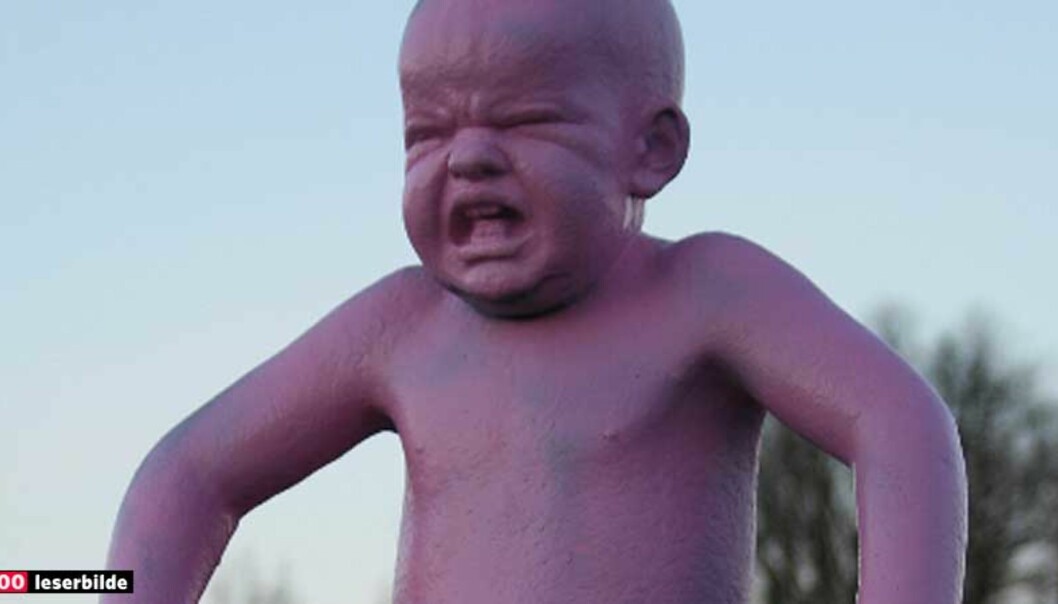 <b>STAKKARS SINNATAGGEN:</b> Statuen til Gustav Vigeland har opp igjennom årene blitt stjålet, fått brukket fot og tilsølt med maling flere ganger. I natt ble han rosa. Foto: Asle Næss. <b>STAKKARS SINNATAGGEN:</b> Statuen til Gustav Vigeland har opp igjennom årene blitt stjålet, fått brukket fot og tilsølt med maling flere ganger. I natt ble han rosa. Foto: Asle Næss.