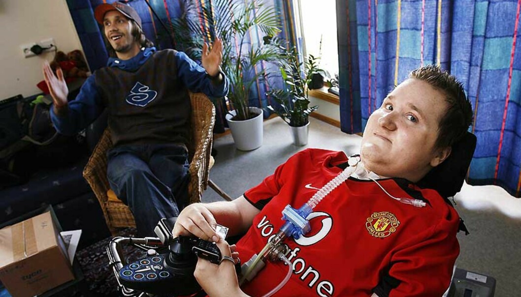 <strong><b>UT PÅ TUR:</strong></b> Steffen Hansen bryter alle barrierer og oppfyller en drøm når han denne helga drar til England for å se Manchester United. Han blir fulgt av Håvard Fossmo Lien (t.v.) og en annen assistent. Foto: Erling Hægeland/Dagbladet <strong><b>UT PÅ TUR:</strong></b> Steffen Hansen bryter alle barrierer og oppfyller en drøm når han denne helga drar til England for å se Manchester United. Han blir fulgt av Håvard Fossmo Lien (t.v.) og en annen assistent. Foto: Erling Hægeland/Dagbladet