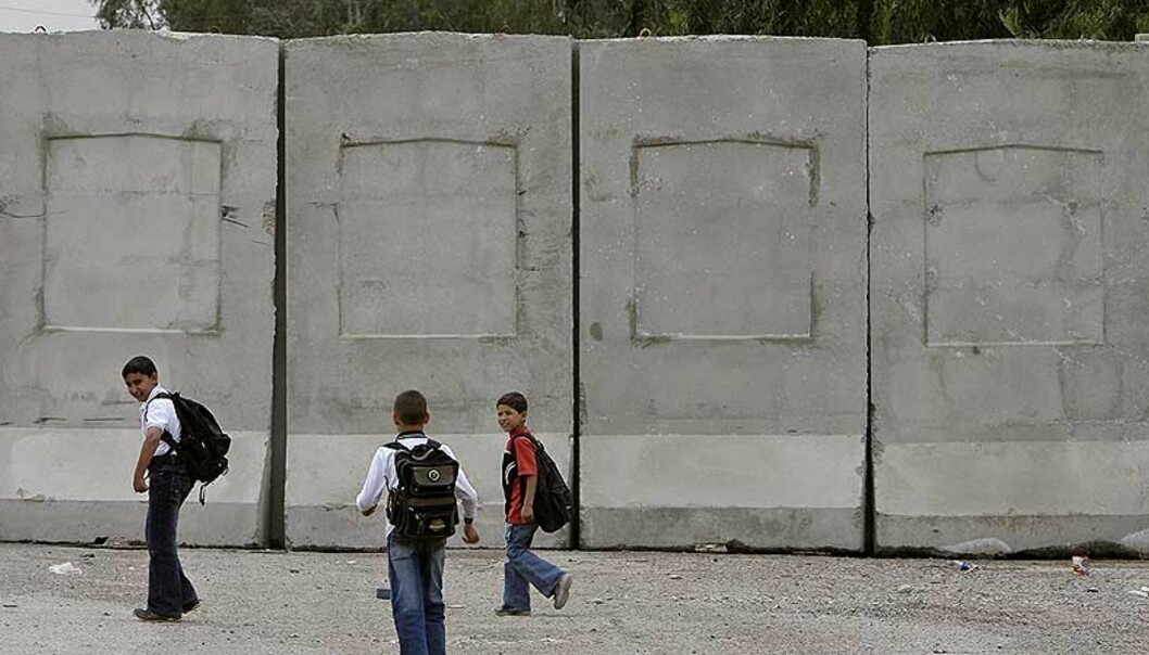 <strong><b>MUR</b>:</strong> Amerikanerne bygger en 3,6 meter høy og 5 km lang mur for å skille bydelen Azamiyah fra andre deler av Bagdad. Foto: REUTERS/Thaier al-Sudani/SCANPIX <strong><b>MUR</b>:</strong> Amerikanerne bygger en 3,6 meter høy og 5 km lang mur for å skille bydelen Azamiyah fra andre deler av Bagdad. Foto: REUTERS/Thaier al-Sudani/SCANPIX