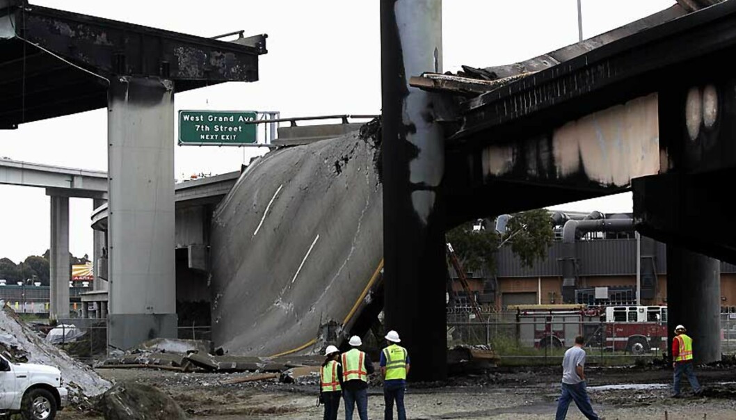 <strong><b>KRÆSJ OG KOLLAPS:</strong></b> En del av motorveien utenfor San Fransisco i California kollapset etter en tankbilulykke i dag. Foto: Kimberly White/REUTERS/SCANPIX. <strong><b>KRÆSJ OG KOLLAPS:</strong></b> En del av motorveien utenfor San Fransisco i California kollapset etter en tankbilulykke i dag. Foto: Kimberly White/REUTERS/SCANPIX.
