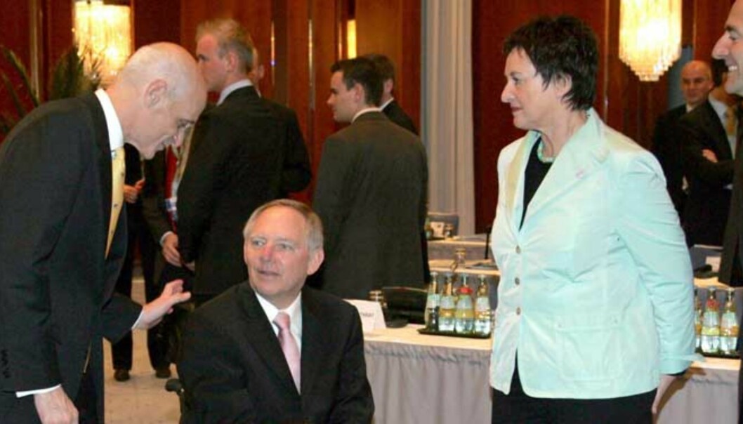 <strong><B>HARDT Å VÆRE ANSVARLIG FOR RIKETS SIKKERHET:</strong></b> Innenriksminister Wolfgang Schäuble har lidd samme skjebne som sin forgjenger Otto Schily: Tysklands innenriksministre begynner gjerne som mer eller mindre liberale politikere og ender opp med å foreslå og vedta lover som griper inn i tyskernes privatsfære. Her er fra venstre EU-kommisjonens visepresident Franco Frattini, tysk justisminister Brigitte Zypries, Wolfgang Schäuble og USAs Secretary of Homeland Security Michael Chertoff på en anti-terror-konferanse i Berlin i april i år. Foto: Scanpix <strong><B>HARDT Å VÆRE ANSVARLIG FOR RIKETS SIKKERHET:</strong></b> Innenriksminister Wolfgang Schäuble har lidd samme skjebne som sin forgjenger Otto Schily: Tysklands innenriksministre begynner gjerne som mer eller mindre liberale politikere og ender opp med å foreslå og vedta lover som griper inn i tyskernes privatsfære. Her er fra venstre EU-kommisjonens visepresident Franco Frattini, tysk justisminister Brigitte Zypries, Wolfgang Schäuble og USAs Secretary of Homeland Security Michael Chertoff på en anti-terror-konferanse i Berlin i april i år. Foto: Scanpix