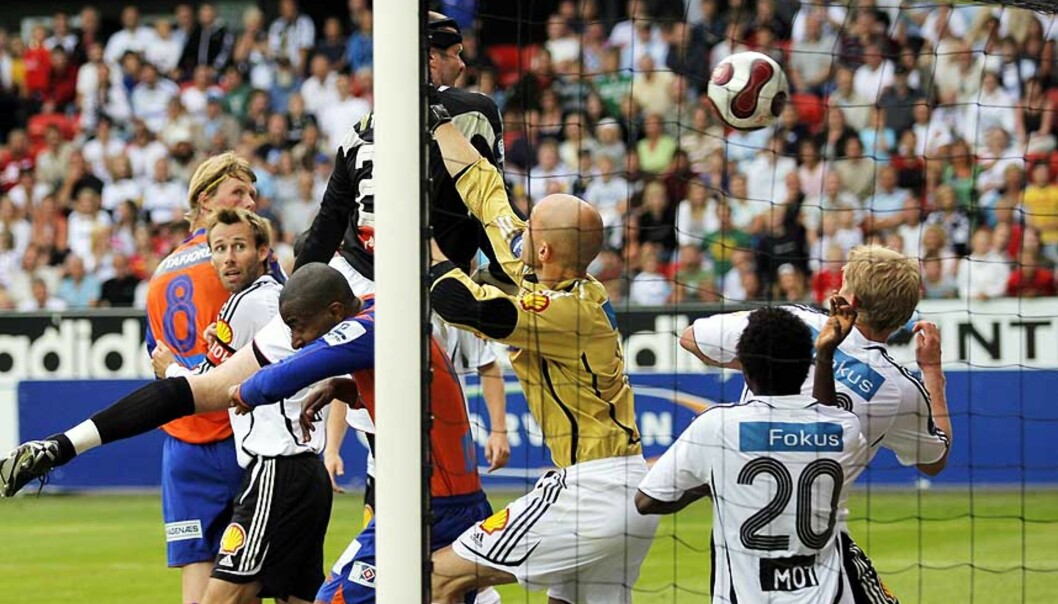 <b>HER RAGER HAN HØYEST:</b> Adin Brown lå lenge i lufta, før ballen traff keeperhjelmen hans. Amerikaneren ble matchvinner på Lerkendal. Foto: Sven Ove Ekornesvåg, Scanpix <b>HER RAGER HAN HØYEST:</b> Adin Brown lå lenge i lufta, før ballen traff keeperhjelmen hans. Amerikaneren ble matchvinner på Lerkendal. Foto: Sven Ove Ekornesvåg, Scanpix
