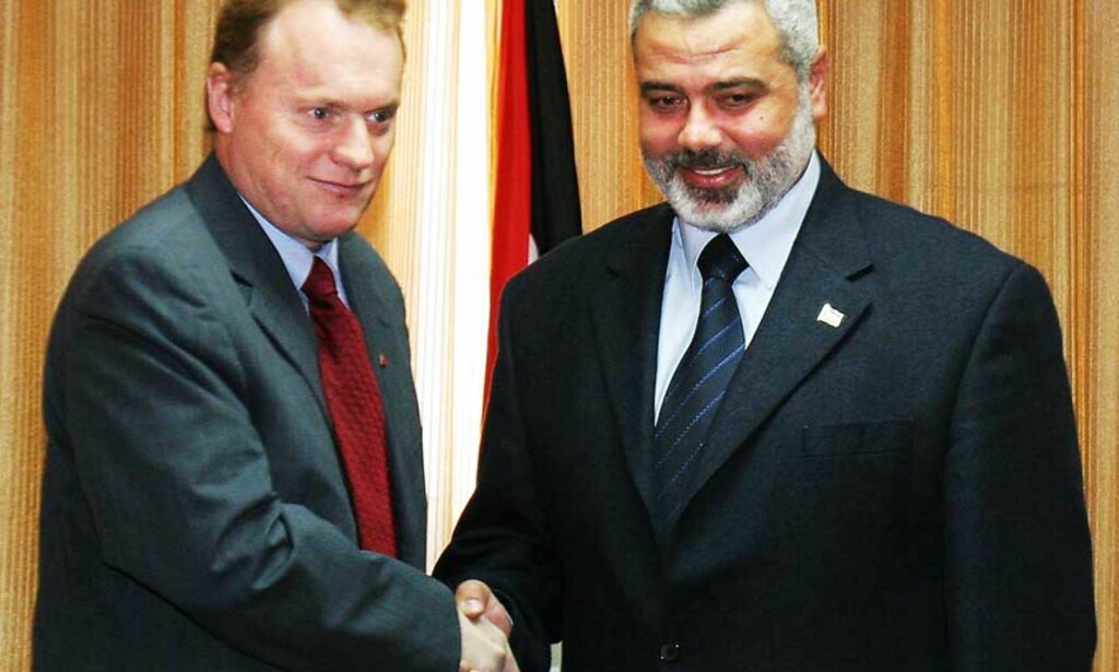 FAST HÅNDTRYKK: Palestinernes statsminister Ismail Haniyeh møtte Raymond Johansen i mars i år, som første politiske leder fra et vestlig land etter boikotten som ble innført i fjor. Foto: SUHAIB SALEM /Reuters/Scanpix FAST HÅNDTRYKK: Palestinernes statsminister Ismail Haniyeh møtte Raymond Johansen i mars i år, som første politiske leder fra et vestlig land etter boikotten som ble innført i fjor. Foto: SUHAIB SALEM /Reuters/Scanpix