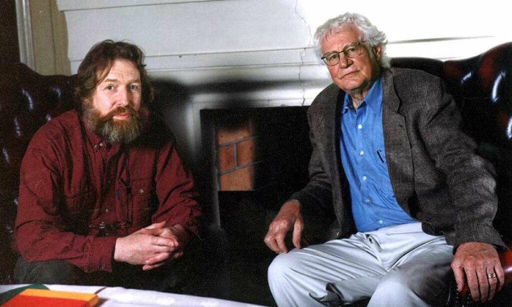 MØTE MELLOM POETER: Artikkelforfatter Helge Torvund (til venstre) har gjendiktet Robert Bly til norsk, og skriver her den siste av to leksjoner om den amerikanske poeten. Foto: ROAR VESTAD MØTE MELLOM POETER: Artikkelforfatter Helge Torvund (til venstre) har gjendiktet Robert Bly til norsk, og skriver her den siste av to leksjoner om den amerikanske poeten. Foto: ROAR VESTAD