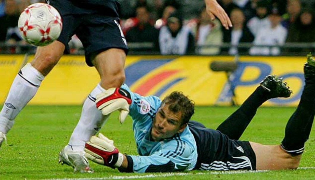 <b>VIL SPILLE:</b> Den tyske landslagskeeperen Jens Lehmann er ikke spesielt fornøyd med å slite benken i Arsenal. Foto: AFP <b>VIL SPILLE:</b> Den tyske landslagskeeperen Jens Lehmann er ikke spesielt fornøyd med å slite benken i Arsenal. Foto: AFP