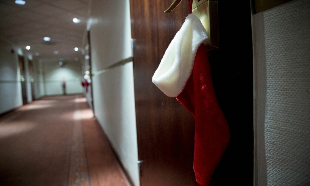 INGEN EFFEKT: Dagbladets EM-fotograf fikk ei dansk julestrømpe festet på hotelldøra tidligere i EM. Enkelte i den danske delegasjonen likte ikke at Dagbladet tok et fotografi av egen hotelldør. Foto: Bjørn Langsem INGEN EFFEKT: Dagbladets EM-fotograf fikk ei dansk julestrømpe festet på hotelldøra tidligere i EM. Enkelte i den danske delegasjonen likte ikke at Dagbladet tok et fotografi av egen hotelldør. Foto: Bjørn Langsem