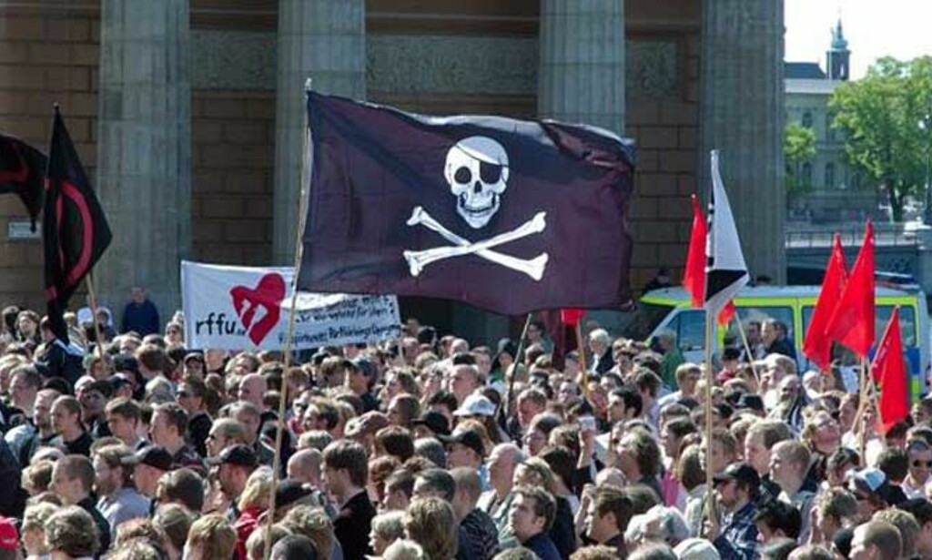 - EN NY INDUSTRIELL REVOLUSJON: Bildet er tatt i Stockholm i uni 2006 under pro-pirace-demonstrasjonen. I fildelingens ånd er bildet frigitt for distribusjon. Foto: Creatice Commons/Jon Åslund - EN NY INDUSTRIELL REVOLUSJON: Bildet er tatt i Stockholm i uni 2006 under pro-pirace-demonstrasjonen. I fildelingens ånd er bildet frigitt for distribusjon. Foto: Creatice Commons/Jon Åslund