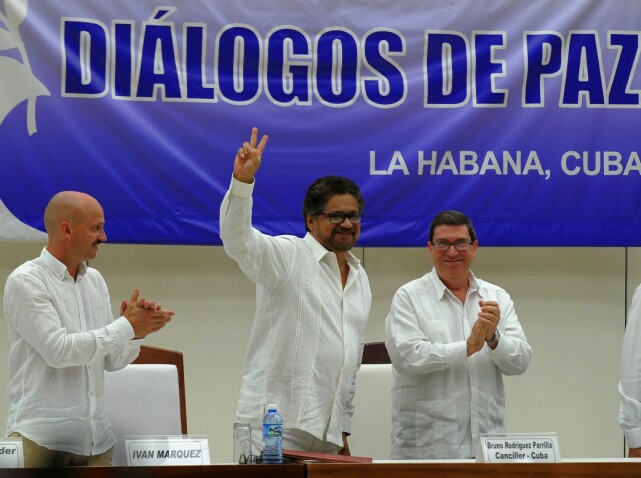 HØYDEPUNKT: FARC-kommandanten Ivan Marquez har akkurat signert fredsavtalen som avsluttet fire år med forhandlinger på Cuba. Dag Nylander (t.v.) og Cubas utenriksminister Bruno Rodriguez har tilrettelagt for de vanskelige forhandlingene: Foto Yamil Lage/AFP HØYDEPUNKT: FARC-kommandanten Ivan Marquez har akkurat signert fredsavtalen som avsluttet fire år med forhandlinger på Cuba. Dag Nylander (t.v.) og Cubas utenriksminister Bruno Rodriguez har tilrettelagt for de vanskelige forhandlingene: Foto Yamil Lage/AFP