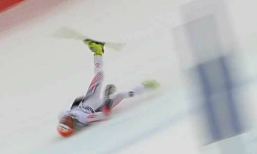 PÅDRO SEG ÅPENT BRUDD: Skia løste seg ikke ut, og Matthias Lanzinger fikk voldsomt hard nedfart ned det siste henget. Foto: nrksport.no PÅDRO SEG ÅPENT BRUDD: Skia løste seg ikke ut, og Matthias Lanzinger fikk voldsomt hard nedfart ned det siste henget. Foto: nrksport.no