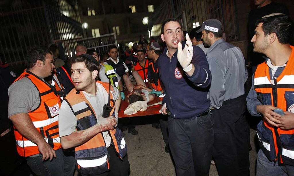 SJU DREPT, MANGE SKADD: Ambulansepersonell frakter bort en av de skadde. Foto: KEVIN FRAYER/AP/SCANPIX SJU DREPT, MANGE SKADD: Ambulansepersonell frakter bort en av de skadde. Foto: KEVIN FRAYER/AP/SCANPIX