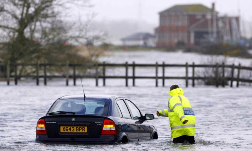 REDDES: En bilist er på dypt vann ved Southampton. Det er meldt flomvarsel over 40 steder og ved kysten regner man med at hus og kaianlegg vil ligge under vann i natt. Foto: CHRIS ISON/AP/SCANPIX REDDES: En bilist er på dypt vann ved Southampton. Det er meldt flomvarsel over 40 steder og ved kysten regner man med at hus og kaianlegg vil ligge under vann i natt. Foto: CHRIS ISON/AP/SCANPIX