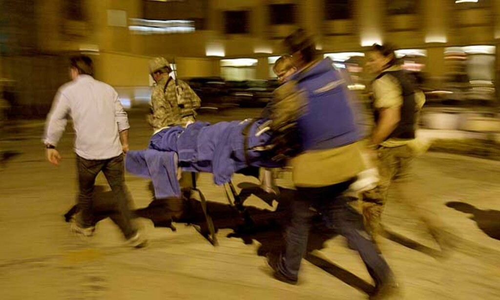 EVAKUERT: Carsten Thomassen blir evakuert fra Hotel Serena i Kabul etter angrepet 14. januar. FOTO: STIAN LYSBERG SOLUM/SCANPIX EVAKUERT: Carsten Thomassen blir evakuert fra Hotel Serena i Kabul etter angrepet 14. januar. FOTO: STIAN LYSBERG SOLUM/SCANPIX