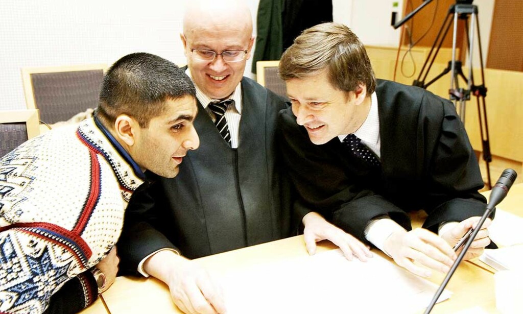 I RETTEN: Bhatti og forsvarerne Arvid Holden og John Christian Elden. Foto: Torbjørn Grønning/Dagbladet I RETTEN: Bhatti og forsvarerne Arvid Holden og John Christian Elden. Foto: Torbjørn Grønning/Dagbladet