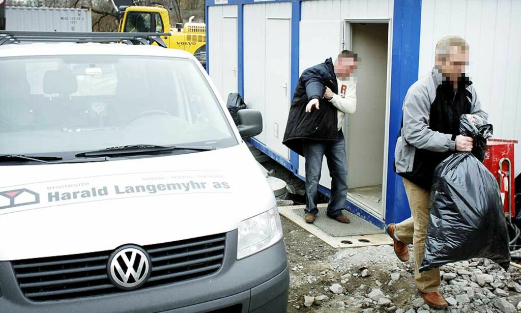 SOSIAL DUMPING: Her flytter to polske arbeidere ut fra brakkene de bodde i ved Økern sykehjem. Arkivfoto: Bjørn Langsem SOSIAL DUMPING: Her flytter to polske arbeidere ut fra brakkene de bodde i ved Økern sykehjem. Arkivfoto: Bjørn Langsem