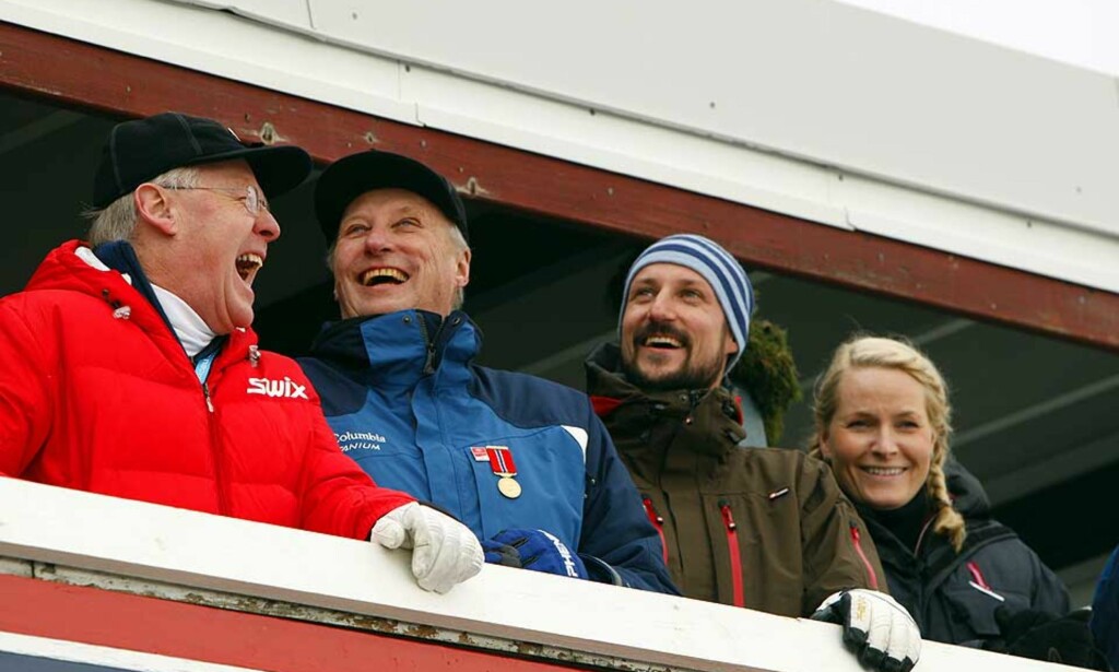 SKIPRESIDENT OG SKIKONGE: Sverre Seeberg (lengst t.v.) vil fortsatt være vertsskap for kongefamilien når Skiforbundet inviterer til fest. Foto: Heiko Junge/Scanpix SKIPRESIDENT OG SKIKONGE: Sverre Seeberg (lengst t.v.) vil fortsatt være vertsskap for kongefamilien når Skiforbundet inviterer til fest. Foto: Heiko Junge/Scanpix