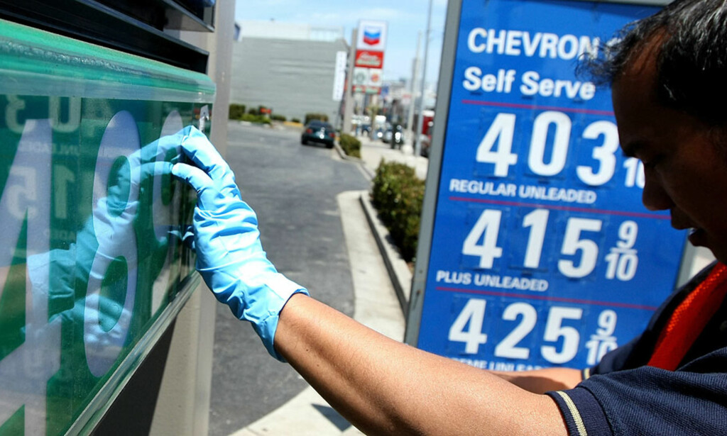 BRYTER MAGISK GRENSE: I helgen har den gjennomsnittlige bensinprisen i USA for første gang sprengt grensen på 4 dollar pr. gallon - 5,38 kroner pr. liter. Her er en ansatt på en Chevron-stasjon i San Francisco i gang med å justere pristavlene. Foto: AFP/GETTY IMAGES/SCANPIX. BRYTER MAGISK GRENSE: I helgen har den gjennomsnittlige bensinprisen i USA for første gang sprengt grensen på 4 dollar pr. gallon - 5,38 kroner pr. liter. Her er en ansatt på en Chevron-stasjon i San Francisco i gang med å justere pristavlene. Foto: AFP/GETTY IMAGES/SCANPIX.