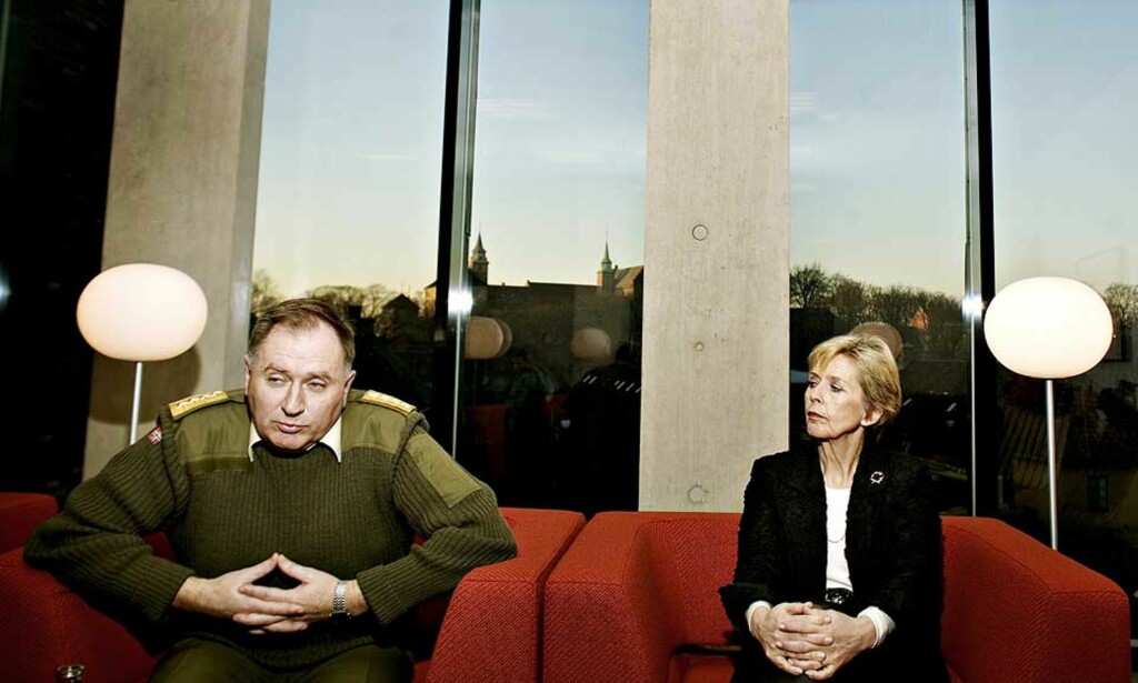 INN TIL HØRING:
Forsvarsjef Sverre Diesen og forsvarsminister Anne-Grete Strøm-Erichsen møter til lukket høring på Stortinget kl. 09.00 i dag. Foto: Torbjørn Grønning INN TIL HØRING:
Forsvarsjef Sverre Diesen og forsvarsminister Anne-Grete Strøm-Erichsen møter til lukket høring på Stortinget kl. 09.00 i dag. Foto: Torbjørn Grønning