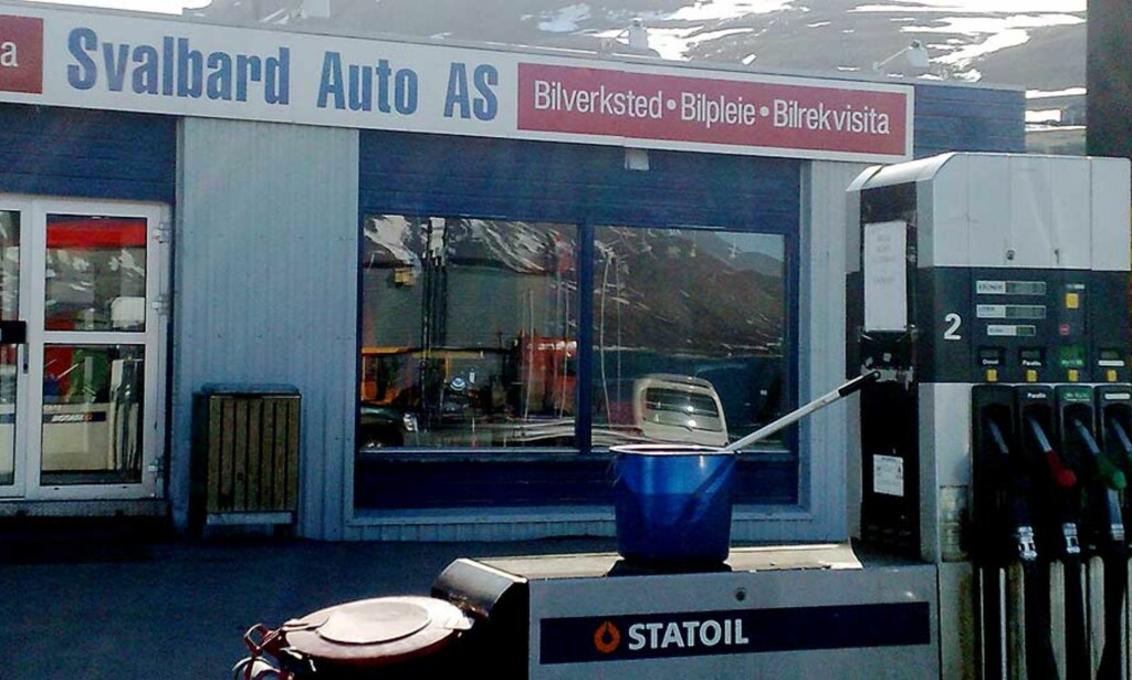 BILLIG BENSINMONOPOL: På Svalbards eneste bensinstasjon er prisen for en liter blyfri bensin 7,65 kroner. Foto: ØISTEIN NORUM MONSEN BILLIG BENSINMONOPOL: På Svalbards eneste bensinstasjon er prisen for en liter blyfri bensin 7,65 kroner. Foto: ØISTEIN NORUM MONSEN