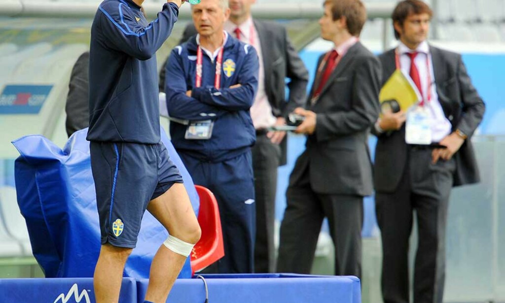 RUSTEN STJERNE: Zlatan må trene med en hvit bandasje/teipimg på det vonde kneet, men Lars Lagerbäck avviser at det hindrer ham i å spille mot Spania. Foto: AFP/SCANPIX RUSTEN STJERNE: Zlatan må trene med en hvit bandasje/teipimg på det vonde kneet, men Lars Lagerbäck avviser at det hindrer ham i å spille mot Spania. Foto: AFP/SCANPIX