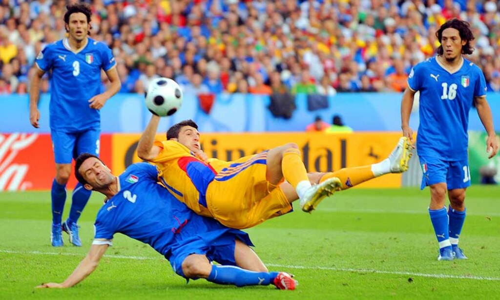 BRYTETAK: Christian Panucci har et godt tak rundt Daniel Niculae - som selvfølgelig legger seg tilbake. Straffe? Det er vanskelig å kritisere Øvrebø sterkt for å blåse. Foto: AFP/SCANPIX BRYTETAK: Christian Panucci har et godt tak rundt Daniel Niculae - som selvfølgelig legger seg tilbake. Straffe? Det er vanskelig å kritisere Øvrebø sterkt for å blåse. Foto: AFP/SCANPIX