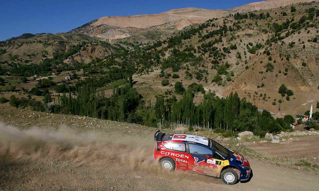 FEIEBIL: Sebastien Loeb var raskest fredag, og ble et offer for Fords taktikk under de første fartsprøvene på lørdag. Også Henning Solberg ble straffet for god kjøring. Foto: EPA/Scanpix FEIEBIL: Sebastien Loeb var raskest fredag, og ble et offer for Fords taktikk under de første fartsprøvene på lørdag. Også Henning Solberg ble straffet for god kjøring. Foto: EPA/Scanpix