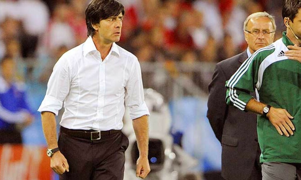SUSPENDERES: Tysklands trener Joachim Löw vises på tribunen i kampen mot Østerrike. Nå må han også se morgendagens kvartfinale mot Portugal fra tribunen. Foto: Oliver Lang/AFP SUSPENDERES: Tysklands trener Joachim Löw vises på tribunen i kampen mot Østerrike. Nå må han også se morgendagens kvartfinale mot Portugal fra tribunen. Foto: Oliver Lang/AFP