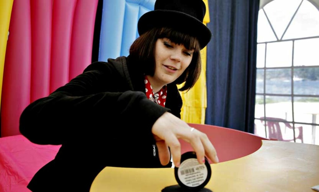 GLASTONBURY OG STRIPPENDE BANANER: Ida Maria Børli Sivertsen er klar for Hove og Glastonbury. Men hun er mest opptatt av musikkvideoen til singelen "... Better When You´ re Naked", som består av strippende bananer. - Bananer er jo klassisk populær kultursymbolikk, det - se bare på Andy Warhol. Vi stjeler som bare det, men jeg skjemmes ikke over det. Ta for eksempel gårsdagens Jay-Z- show. Det var jo en eneste lang karaokeseanse, men ikke så veldig beskrivende for hva han gjør som musiker. Foto: Lars Eivind Bones Foto: Lars Eivind Bones GLASTONBURY OG STRIPPENDE BANANER: Ida Maria Børli Sivertsen er klar for Hove og Glastonbury. Men hun er mest opptatt av musikkvideoen til singelen "... Better When You´ re Naked", som består av strippende bananer. - Bananer er jo klassisk populær kultursymbolikk, det - se bare på Andy Warhol. Vi stjeler som bare det, men jeg skjemmes ikke over det. Ta for eksempel gårsdagens Jay-Z- show. Det var jo en eneste lang karaokeseanse, men ikke så veldig beskrivende for hva han gjør som musiker. Foto: Lars Eivind Bones Foto: Lars Eivind Bones